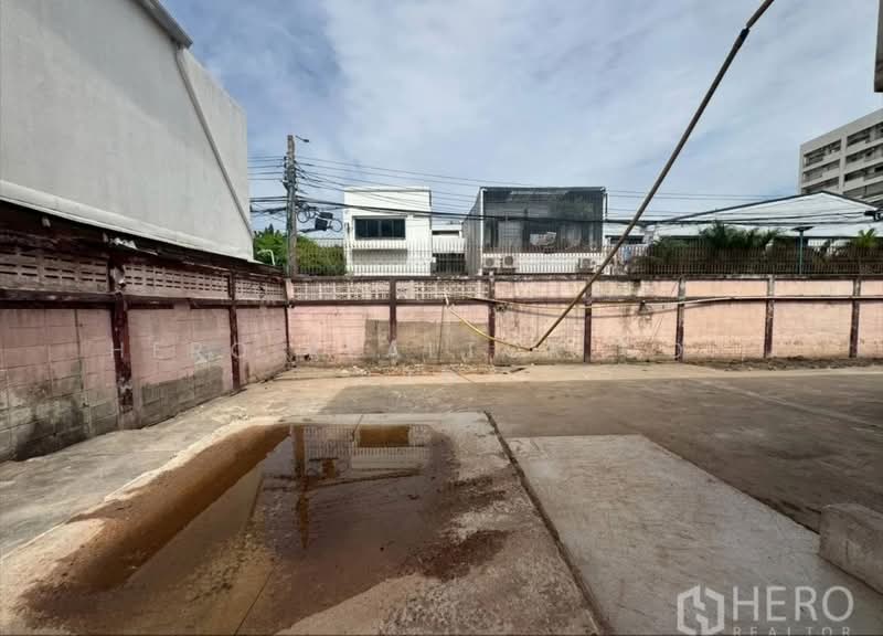 For Rent 5 Bedroom Detached House near BTS Phra Khanong, Watthana Bangkok HRE01106, Bangkok, Phra Kanong Nua, Watthana, Bangkok, 5 Bedrooms, 200 sqm, Single Detached House For Rent, by Hero Realtor Co., Ltd., 500434081 - DDproperty.com
