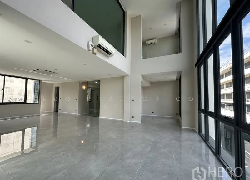 For Rent Home Office 400 sqm near MRT Si Nut, Suan Luang Bangkok HRE01117, กรุงเทพ, สวนหลวง, กรุงเทพ, 400 ตร.ม., สำนักงาน ให้เช่า, โดย Hero Realtor Co., Ltd., 500434153 - DDproperty.com