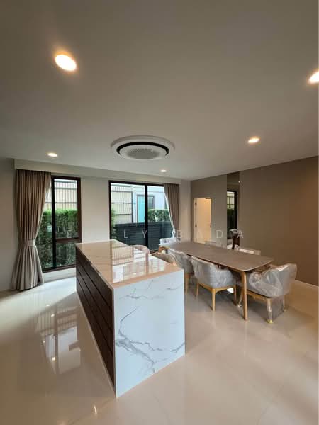 Burasiri Krungthep Kreetha, Bangkok, 95 Soi Pracha Ruam Chai, Hua Mak, Bang Kapi, Bangkok, 4 Bedrooms, 300 sqm, Single Detached House For Rent, by Emily Bada, 500434155 - DDproperty.com