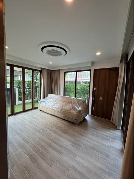 Burasiri Krungthep Kreetha, Bangkok, 95 Soi Pracha Ruam Chai, Hua Mak, Bang Kapi, Bangkok, 4 Bedrooms, 300 sqm, Single Detached House For Rent, by Emily Bada, 500434155 - DDproperty.com