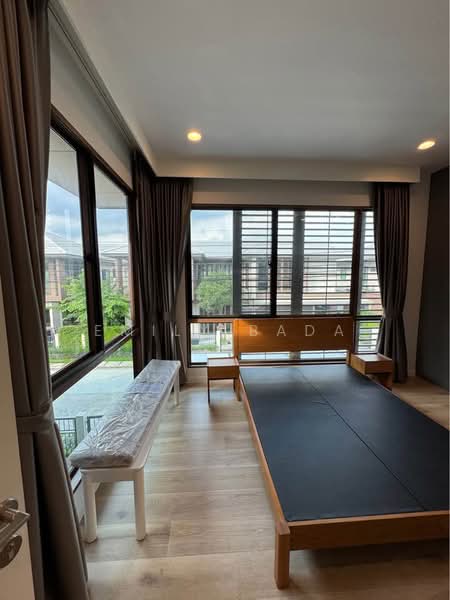 Burasiri Krungthep Kreetha, Bangkok, 95 Soi Pracha Ruam Chai, Hua Mak, Bang Kapi, Bangkok, 4 Bedrooms, 300 sqm, Single Detached House For Rent, by Emily Bada, 500434155 - DDproperty.com