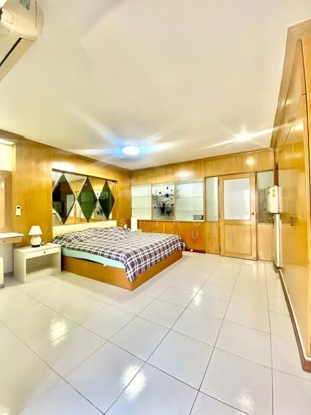 Rin House Condo, Bangkok, Soi Sukhumvit 39, Khlong Tan Nua, Watthana, Bangkok, 1 Bedroom, 50 sqm, Condo For Sale, by Sasithon Phonchuai, 500434661 - DDproperty.com