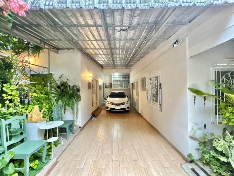 5-BR House, Bangkok, Samsen Nok, Huai Khwang, Bangkok, 5 Bedrooms, 270 sqm, Single Detached House For Sale, by Nicha Na Lampang, 500434937 - DDproperty.com