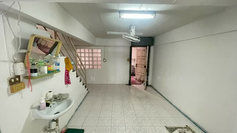 อาคารพาณิชย์ ทําเลทอง ติดถนนใหญ่, Bangkok, Lat Phrao, Bangkok, , 300 sqm, Shophouse For Sale, by Vimon Boodpha, 500435082 - DDproperty.com