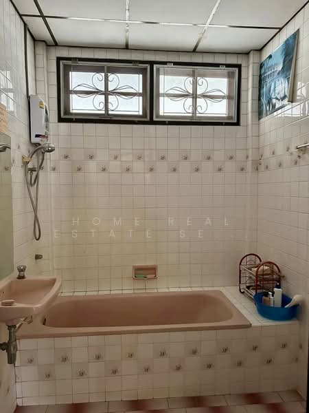 หมู่บ้านรุ่งเจริญ ซอยวชิรธรรมสาธิต 21, Bangkok, Bang Chak, Phra Khanong, Bangkok, 6 Bedrooms, 200 sqm, Single Detached House For Sale, by HOME Real Estate Service, 500435325 - DDproperty.com