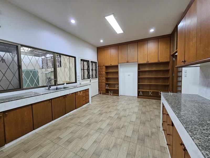 5-BR Townhouse, Bangkok, Khlong Tan Nua, Watthana, Bangkok, 5 Bedrooms, 500 sqm, Townhouse For Sale, by Walapa Jidbumrungsakun, 500436151 - DDproperty.com