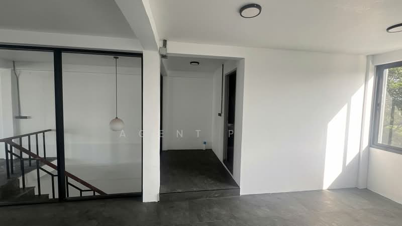 For Sale/Rent: Home Office on Sukhumvit Soi 62, near BTS Bang Chak Station (SPSAD4094), Bangkok, Bang Chak, Phra Khanong, Bangkok, 2 Bedrooms, 420 sqm, Townhouse For Rent, by Agent Pla, 500436220 - DDproperty.com