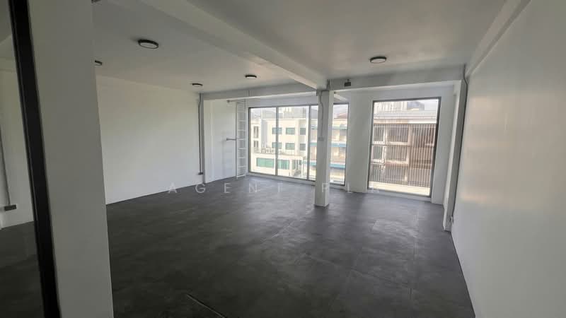 For Sale/Rent: Home Office on Sukhumvit Soi 62, near BTS Bang Chak Station (SPSAD4094), Bangkok, Bang Chak, Phra Khanong, Bangkok, 2 Bedrooms, 420 sqm, Townhouse For Rent, by Agent Pla, 500436220 - DDproperty.com