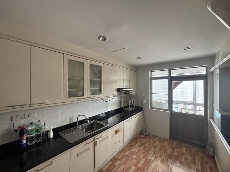 Royal Castle Sukhumvit, Bangkok, 30 Soi Sukhumvit 39, Khlongtoei Nua, Watthana, Bangkok, 3 Bedrooms, 160 sqm, Condo For Rent, by Pensasi Ongphichetmetha, 500436435 - DDproperty.com