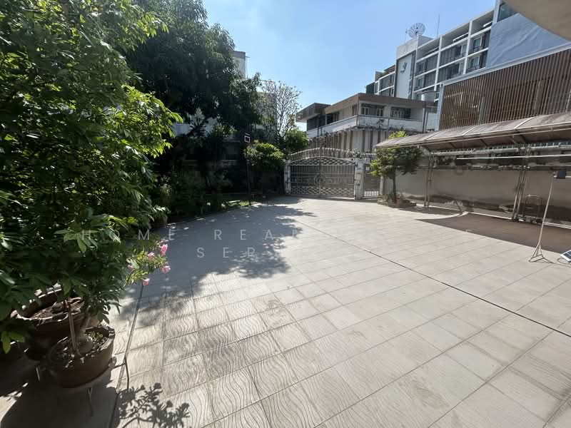 ที่ดินพร้อมสิ่งปลูกสร้าง สุขุมวิท 40 - 42, Bangkok, Phra Kanong, Khlong Toei, Bangkok, , 684 sqm, Land For Sale, by HOME Real Estate Service, 500437267 - DDproperty.com