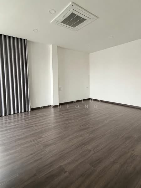 บ้านเดี่ยว 3 ชั้น นาคนิวาส 2 ลาดพร้าว 71 พร้อมสระว่ายน้ำ, Bangkok, Wang Thonglang, Bangkok, 6 Bedrooms, 800 sqm, Single Detached House For Sale, by Saowaluk Anupong, 500438246 - DDproperty.com