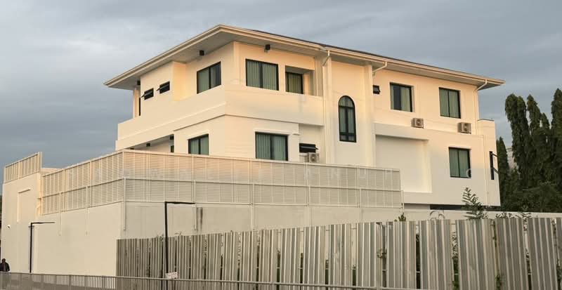 บ้านเดี่ยว 3 ชั้น นาคนิวาส 2 ลาดพร้าว 71 พร้อมสระว่ายน้ำ, กรุงเทพ, วังทองหลาง, กรุงเทพ, 800 ตร.ม., บ้านเดี่ยว ขาย, โดย Saowaluk Anupong, 500438246 - DDproperty.com