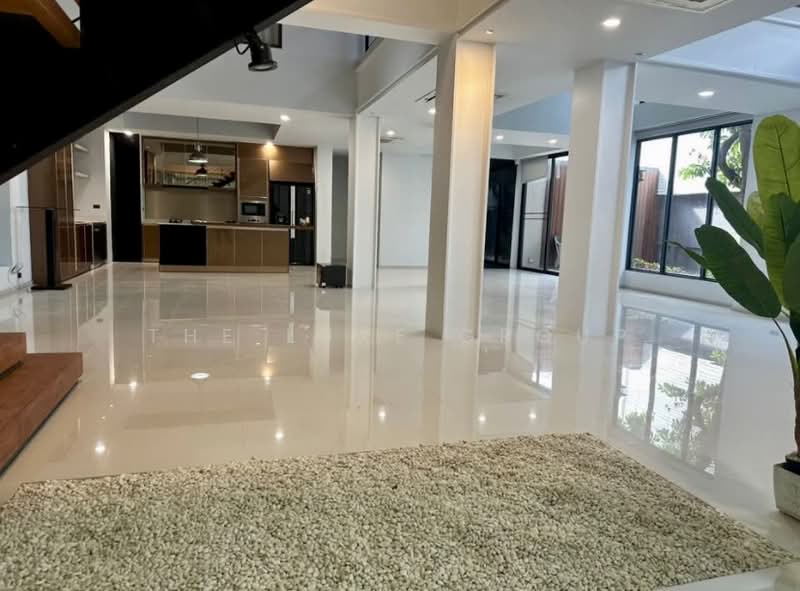 Single House with Private Pool in Sukhumvit 71, Bangkok, Phra Kanong Nua, Watthana, Bangkok, 5 Bedrooms, 700 sqm, Single Detached House For Sale, by The Luxe Group, 500438309 - DDproperty.com