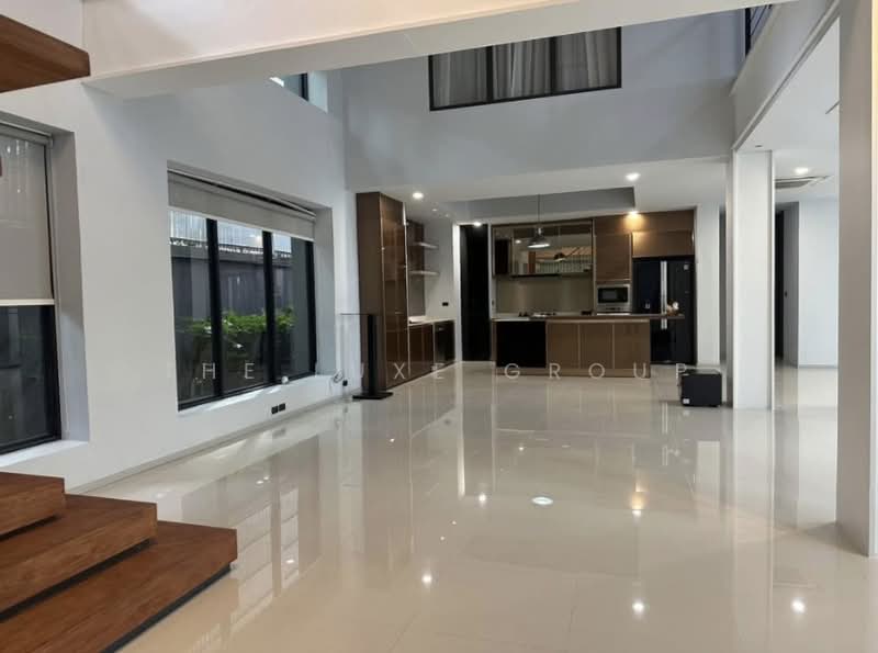 Single House with Private Pool in Sukhumvit 71, Bangkok, Phra Kanong Nua, Watthana, Bangkok, 5 Bedrooms, 700 sqm, Single Detached House For Sale, by The Luxe Group, 500438309 - DDproperty.com