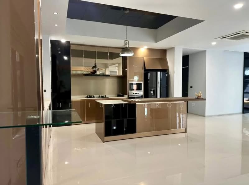 Single House with Private Pool in Sukhumvit 71, Bangkok, Phra Kanong Nua, Watthana, Bangkok, 5 Bedrooms, 700 sqm, Single Detached House For Sale, by The Luxe Group, 500438309 - DDproperty.com