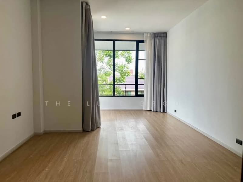 Single House with Private Pool in Sukhumvit 71, Bangkok, Phra Kanong Nua, Watthana, Bangkok, 5 Bedrooms, 700 sqm, Single Detached House For Sale, by The Luxe Group, 500438309 - DDproperty.com