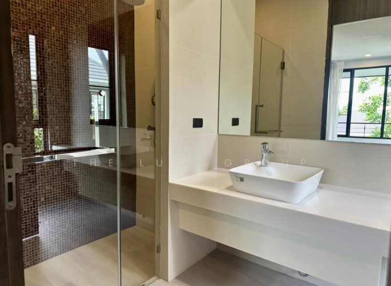 Single House with Private Pool in Sukhumvit 71, Bangkok, Phra Kanong Nua, Watthana, Bangkok, 5 Bedrooms, 700 sqm, Single Detached House For Sale, by The Luxe Group, 500438309 - DDproperty.com