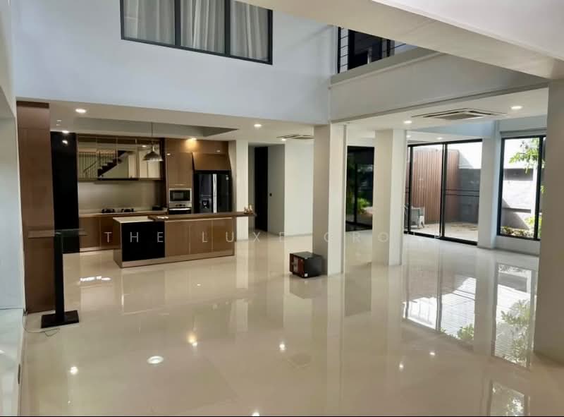 Single House with Private Pool in Sukhumvit 71, Bangkok, Phra Kanong Nua, Watthana, Bangkok, 5 Bedrooms, 700 sqm, Single Detached House For Sale, by The Luxe Group, 500438309 - DDproperty.com