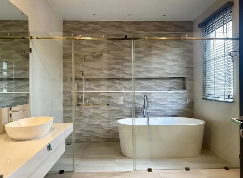 Single House with Private Pool in Sukhumvit 71, Bangkok, Phra Kanong Nua, Watthana, Bangkok, 5 Bedrooms, 700 sqm, Single Detached House For Sale, by The Luxe Group, 500438309 - DDproperty.com