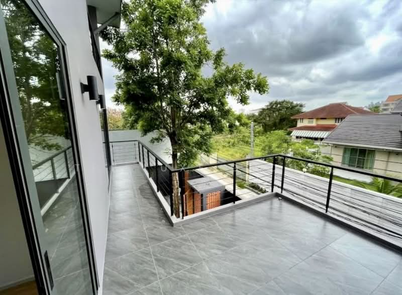 Single House with Private Pool in Sukhumvit 71, Bangkok, Phra Kanong Nua, Watthana, Bangkok, 5 Bedrooms, 700 sqm, Single Detached House For Sale, by The Luxe Group, 500438309 - DDproperty.com