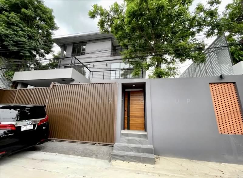 Single House with Private Pool in Sukhumvit 71, Bangkok, Phra Kanong Nua, Watthana, Bangkok, 5 Bedrooms, 700 sqm, Single Detached House For Sale, by The Luxe Group, 500438309 - DDproperty.com
