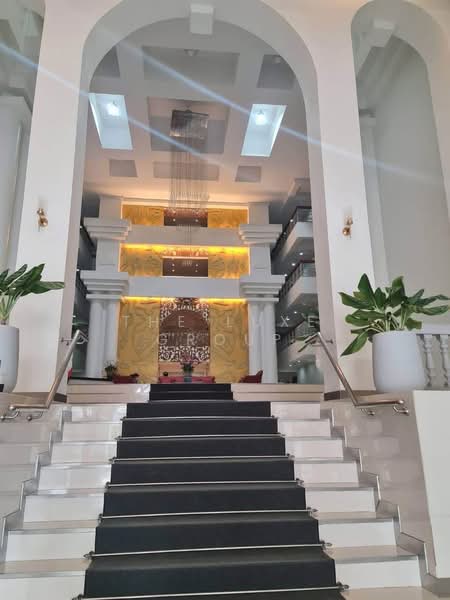 Royal Castle Sukhumvit, Bangkok, 30 Soi Sukhumvit 39, Khlongtoei Nua, Watthana, Bangkok, 3 Bedrooms, 139 sqm, Condo For Rent, by The Luxe Group, 500438334 - DDproperty.com