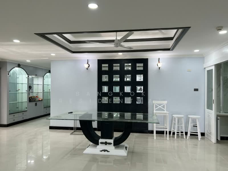 Oriental Towers, Bangkok, 25 Soi Ekkamai 12, Ekkamai Road, Khlong Tan Nua, Watthana, Bangkok, 4 Bedrooms, 350 sqm, Condo For Sale, by Bangkok Residential, 500438492 - DDproperty.com
