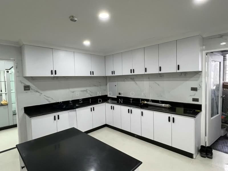 Oriental Towers, Bangkok, 25 Soi Ekkamai 12, Ekkamai Road, Khlong Tan Nua, Watthana, Bangkok, 4 Bedrooms, 350 sqm, Condo For Sale, by Bangkok Residential, 500438492 - DDproperty.com