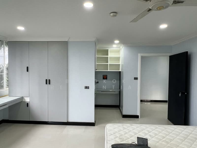 Oriental Towers, Bangkok, 25 Soi Ekkamai 12, Ekkamai Road, Khlong Tan Nua, Watthana, Bangkok, 4 Bedrooms, 350 sqm, Condo For Sale, by Bangkok Residential, 500438492 - DDproperty.com