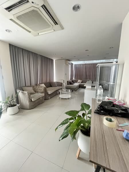 Space on 2nd Floor at the Corner for Clinic near MRT Huaykwang 350 m, Bangkok, รัชดาภิเษก, Huai Khwang, Bangkok, , 100 sqm, Retail Space For Rent, by Chanitnun Mewongukote, 500438857 - DDproperty.com