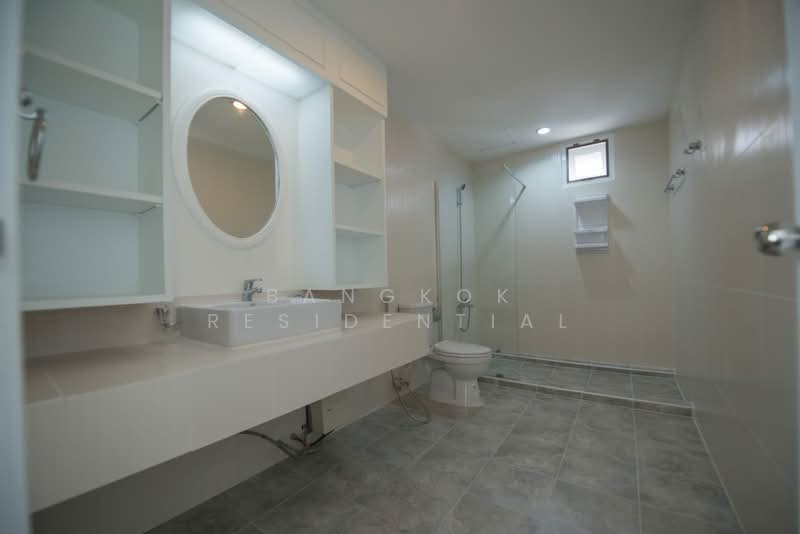 Oriental Towers, Bangkok, 25 Soi Ekkamai 12, Ekkamai Road, Khlong Tan Nua, Watthana, Bangkok, 3 Bedrooms, 350 sqm, Condo For Sale, by Bangkok Residential, 500438871 - DDproperty.com