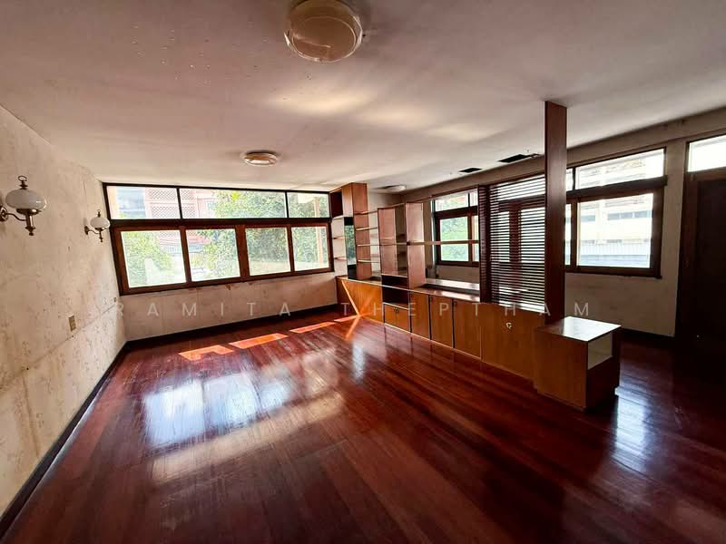 2-BR Townhouse, Bangkok, Si Phraya, Bang Rak, Bangkok, 2 Bedrooms, 764 sqm, Townhouse For Rent, by Ramita Theptham, 500438900 - DDproperty.com