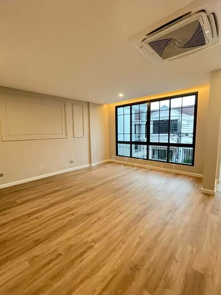 Luxury Executive Townhouses Suhumvit 50, Bangkok, Phra Kanong, Khlong Toei, Bangkok, 3 Bedrooms, 220 sqm, Townhouse For Rent, by Jintarat Peerapatdit, 500439486 - DDproperty.com