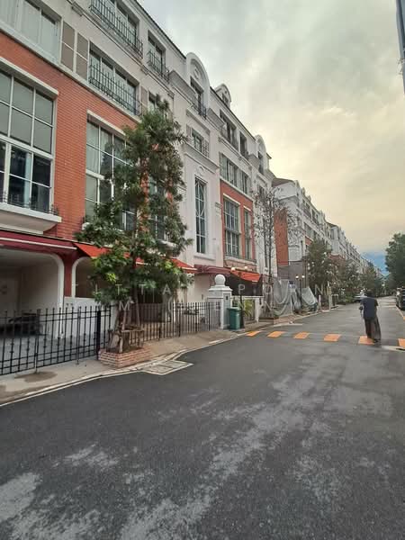Baan Klang Krung Thonglor, Bangkok, 55 Soi Sukhumvit 55, Khlong Tan Nua, Watthana, Bangkok, 5 Bedrooms, 456 sqm, Townhouse For Rent, by Tittayaporn Kim (Jenny), 500440360 - DDproperty.com