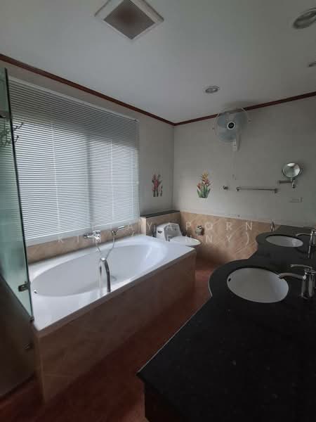 Baan Klang Krung Thonglor, Bangkok, 55 Soi Sukhumvit 55, Khlong Tan Nua, Watthana, Bangkok, 5 Bedrooms, 456 sqm, Townhouse For Rent, by Tittayaporn Kim (Jenny), 500440360 - DDproperty.com