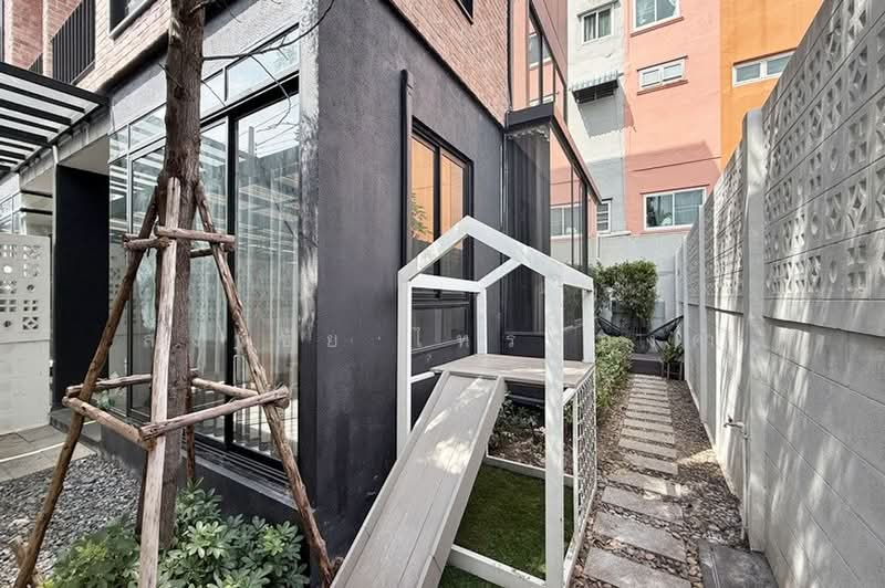 Britloft Kaset-Phahol, Bangkok, Soi Ladplakhao 34, Chorake Bua, Lat Phrao, Bangkok, 3 Bedrooms, 360 sqm, Townhouse For Sale, by สง่าชัย ไทรทองคำ, 500440814 - DDproperty.com