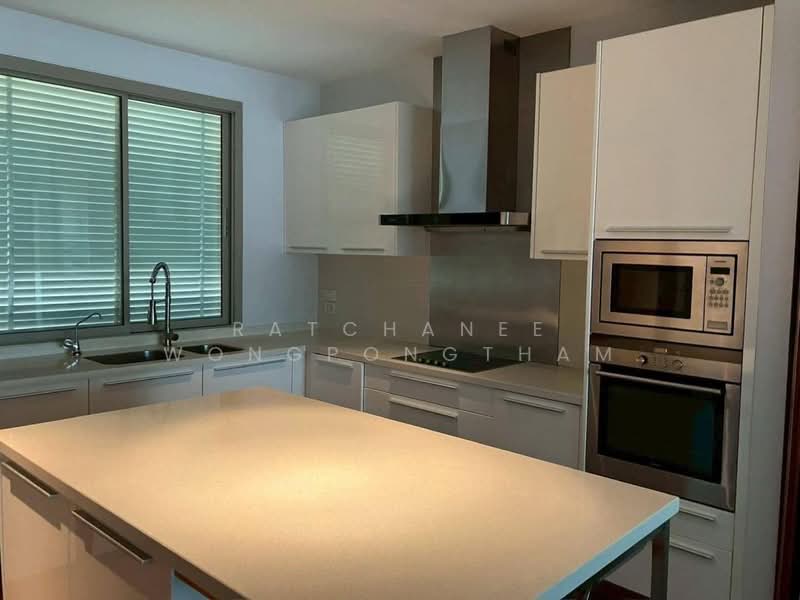 Ficus Lane, Bangkok, Soi Sukhumvit 44/1, Phra Kanong, Khlong Toei, Bangkok, 3 Bedrooms, 200 sqm, Condo For Rent, by Ratchanee Wongpongtham, 500441530 - DDproperty.com
