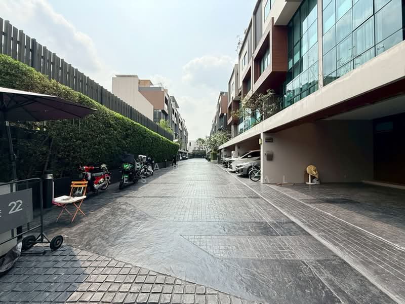 The Park Lane 22, Bangkok, 42 Soi Pridi Banomyong 45, Khlong Tan Nua, Watthana, Bangkok, 3 Bedrooms, 300 sqm, Townhouse For Rent, by Bangkok Residential, 500441615 - DDproperty.com