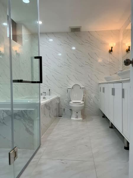 Ruamsuk Condominium, Bangkok, 12 Soi Athakravi, Khong Tan, Khlong Toei, Bangkok, 3 Bedrooms, 350 sqm, Condo For Rent, by Sasithon Phonchuai, 500441619 - DDproperty.com