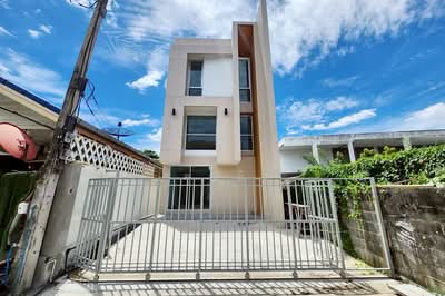 ขาย - ขายบ้านเดี่ยว 2.5 ชั้น 24.5 ตร.วา ซอยรามอินทรา 13 ดีไซน์สวย พร้อมอยู่ ใกล้ถนนรามอินทรา, กรุงเทพ