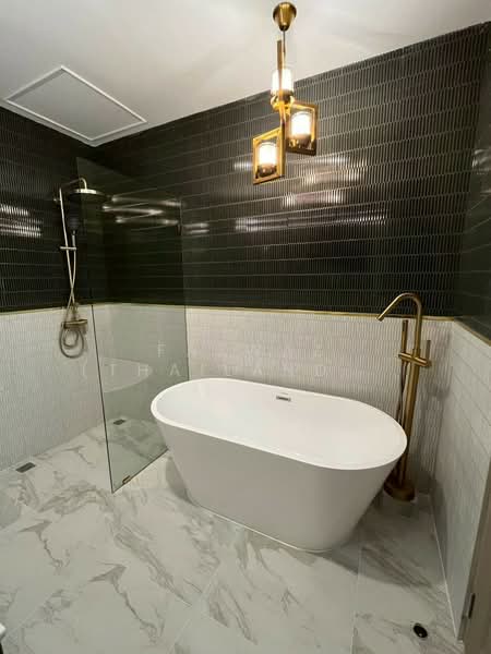 Baan Pornpadith, Bangkok, Phra Kanong, Khlong Toei, Bangkok, 6 Bedrooms, 440 sqm, Townhouse For Rent, by Fazwaz (Thailand) Co., Ltd., 500442561 - DDproperty.com