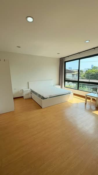 4-BR Townhouse, Bangkok, Bang Chak, Phra Khanong, Bangkok, 4 Bedrooms, 230 sqm, Townhouse For Rent, by Manapong Phromphitak, 500443298 - DDproperty.com