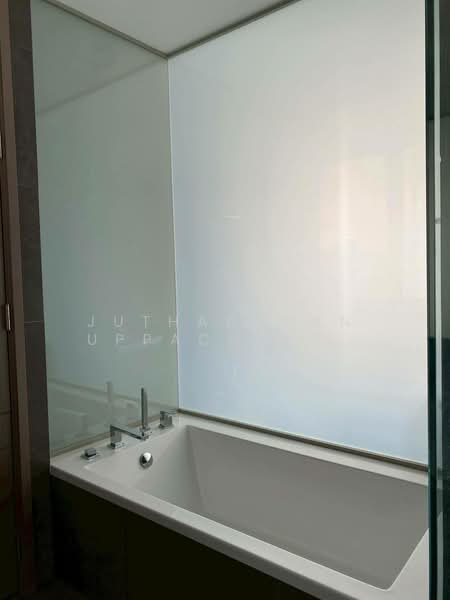 The Esse at Singha Complex, Bangkok, 1788 New Petchaburi Rd, Khlongtoei Nua, Watthana, Bangkok, 2 Bedrooms, 77 sqm, Condo For Rent, by Juthabhorn Uppachit (Amy), 500443413 - DDproperty.com