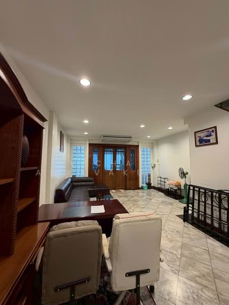 4-BR Townhouse, Bangkok, Arun Amarin, Bangkok Noi, Bangkok, 4 Bedrooms, 325 sqm, Townhouse For Rent, by Vichai Annavakulthorn, 500444174 - DDproperty.com