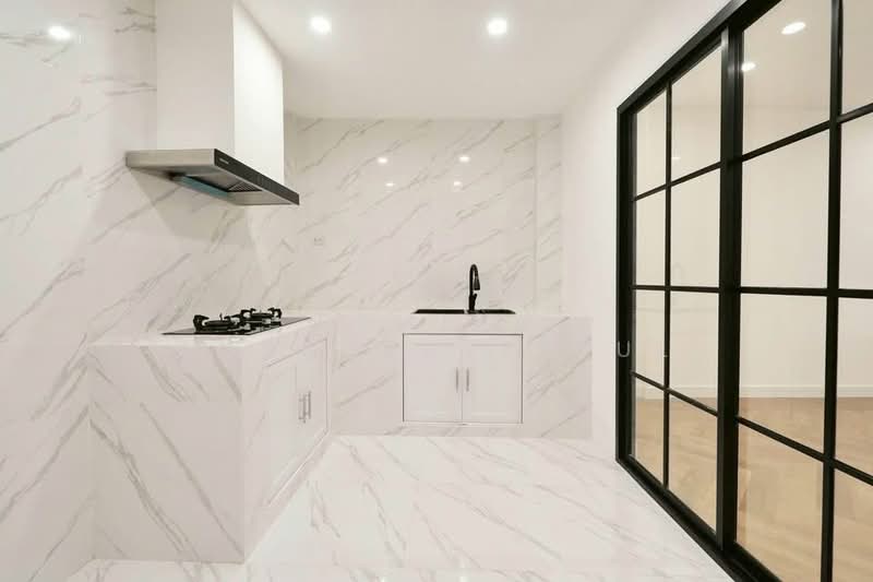 3-BR Townhouse, Bangkok, Samsen Nok, Huai Khwang, Bangkok, 3 Bedrooms, 150 sqm, Townhouse For Sale, by Pemika Aukkaraleekul, 500444314 - DDproperty.com