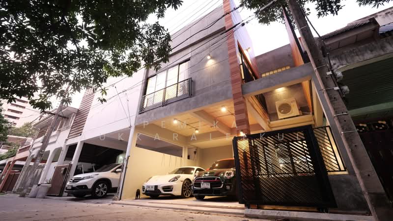 ทาวน์เฮ้าส์ 3-ห้องนอน, กรุงเทพ, คลองตันเหนือ, วัฒนา, กรุงเทพ, 225 ตร.ม., ทาวน์เฮ้าส์ ขาย, โดย Pemika Aukkaraleekul, 500444689 - DDproperty.com