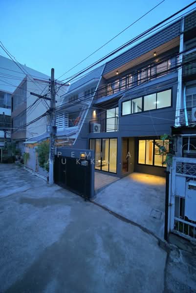 3-BR Townhouse, Bangkok, Khlong Tan Nua, Watthana, Bangkok, 3 Bedrooms, 215 sqm, Townhouse For Sale, by Pemika Aukkaraleekul, 500444745 - DDproperty.com