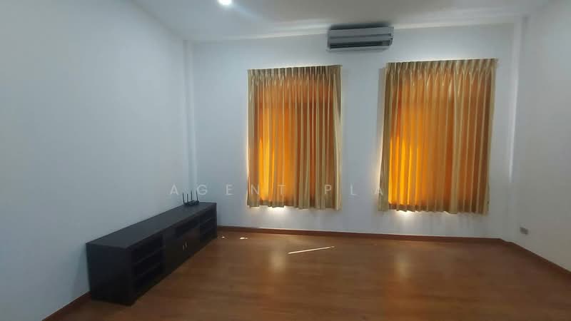 Baan Klangmuang Grand De Paris Ratchada, Bangkok, Pradit Manutham Road, Wang Thonglang, Bangkok, 4 Bedrooms, 250 sqm, Townhouse For Rent, by Agent Pla, 500445274 - DDproperty.com