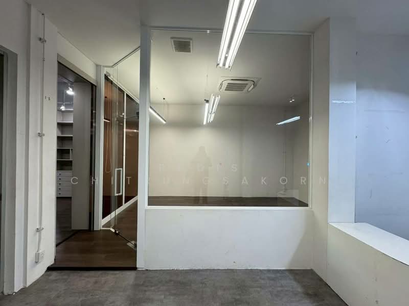 Showroom / Office Building for Rent – Sukhumvit, Thong Lo, Bangkok, Khlong Tan Nua, Watthana, Bangkok, , 1,000 sqm, Office Space For Rent, by Pudis Chitrungsakorn, 500445883 - DDproperty.com