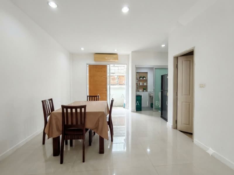 Baan Klang Muang Swiss Town Kaset-Nawamin, Bangkok, Soi Moobaan Klang Mueng, Chorake Bua, Lat Phrao, Bangkok, 4 Bedrooms, 180 sqm, Townhouse For Sale, by CHAWALIT KONGSAKPAIBUL, 500446579 - DDproperty.com